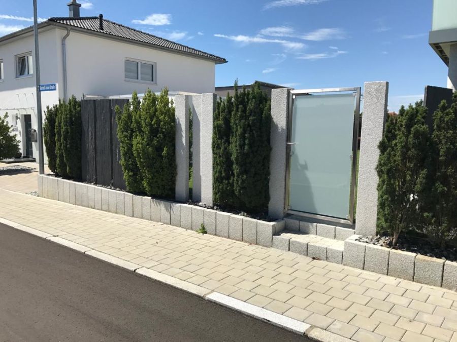 Sichtschutzanlage mit Pflasterfläche