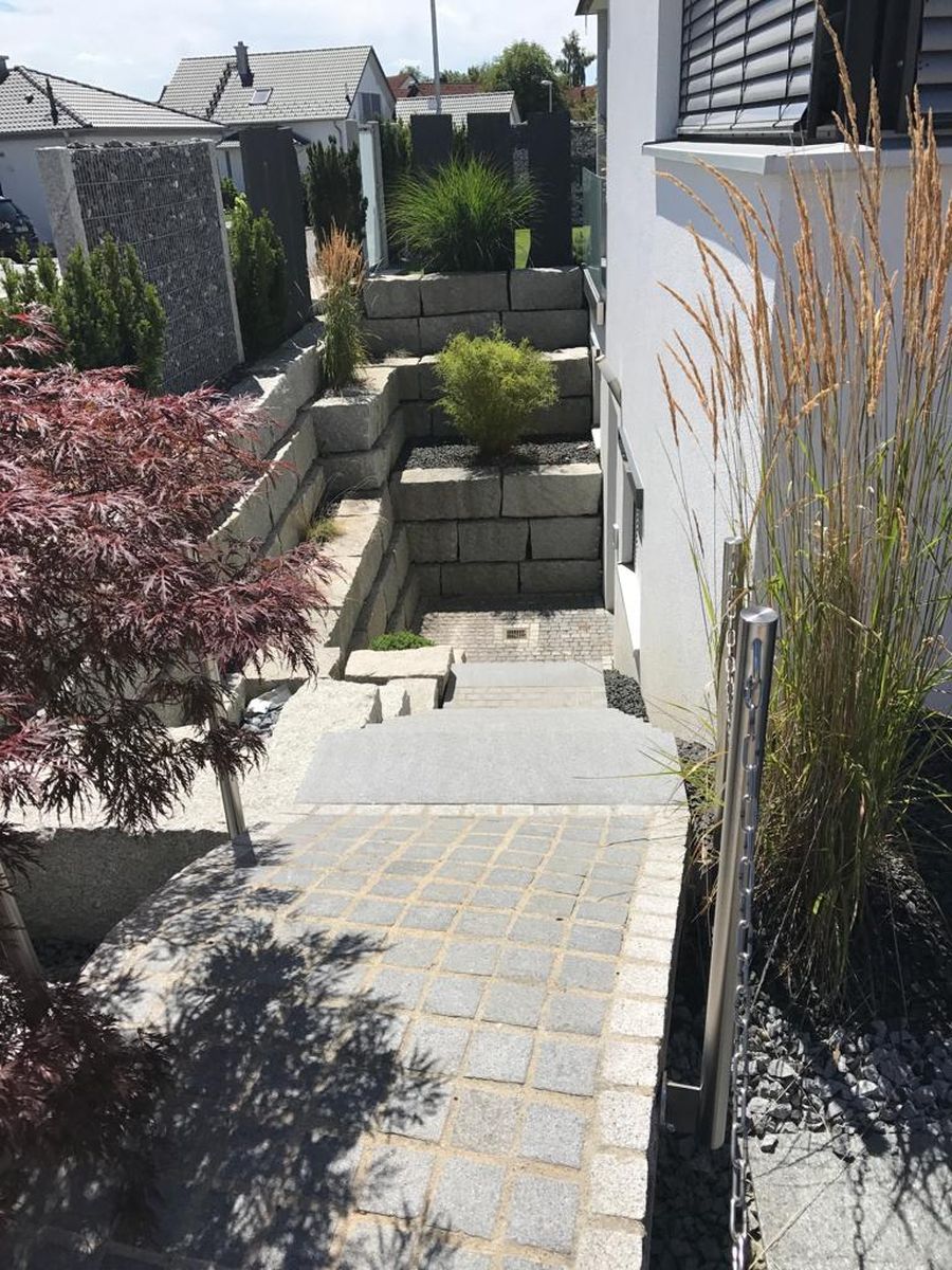 Bepflanzter Hauszugang mit Treppe