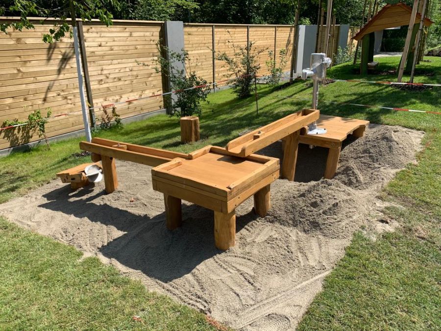 Sitzgruppe und Spielgeräte aus Holz