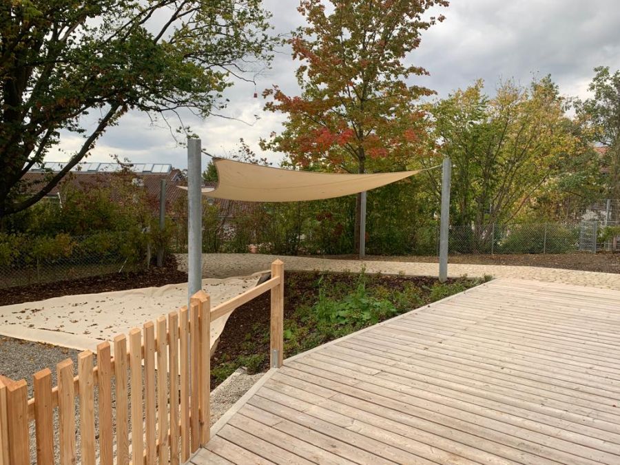Holzterrasse mit Sonnensegel