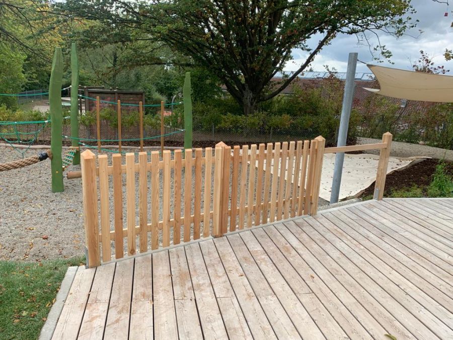 Holzsteg mit Geländer