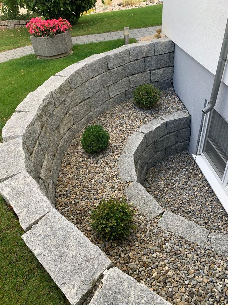 Geschwungene Natursteinmauer