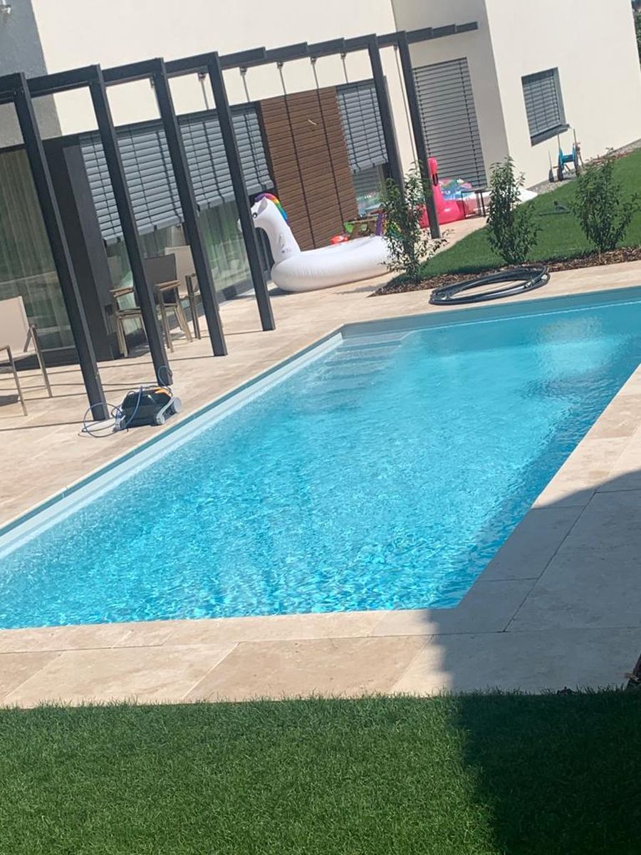 Poolanlage mit Rasenfläche und angrenzender Terrasse