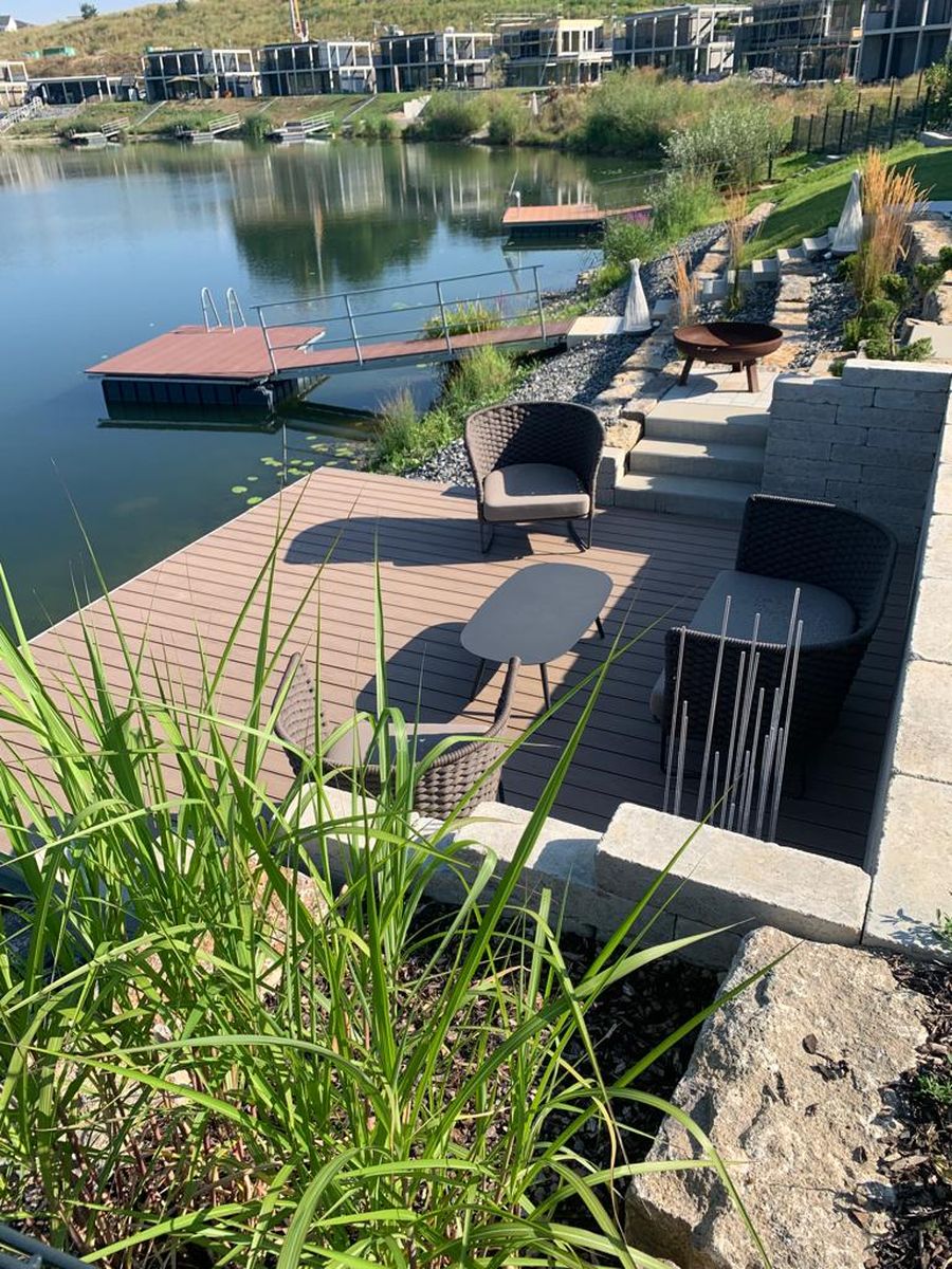 Terrassenanlage mit Wasserfläche und Uferbepflanzung